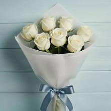 Букет 7 Белых роз Эдлесс Лав в Остров
