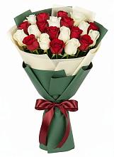 Букет Микс из красных и белых роз в Остров