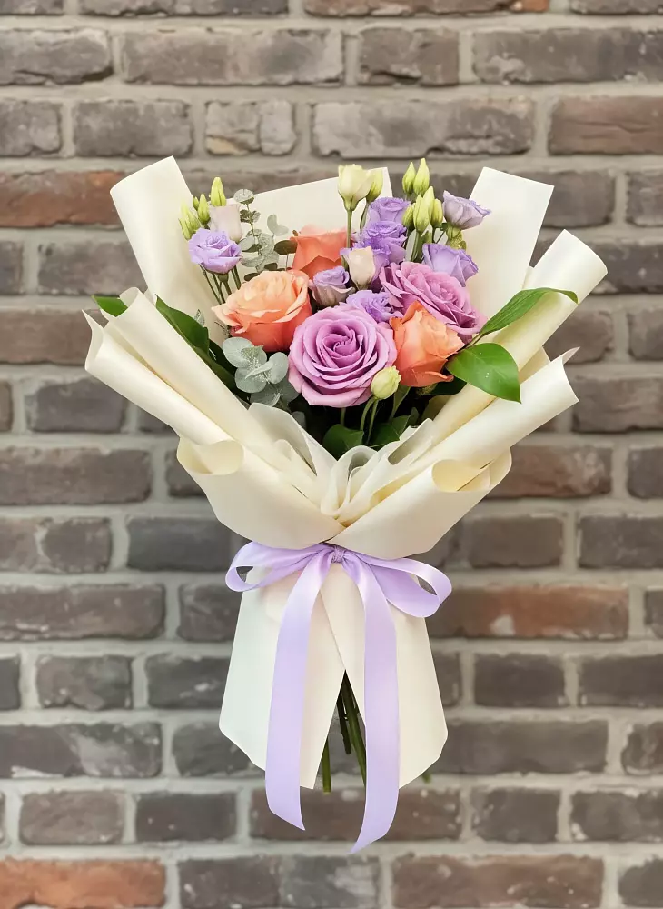 Букет цветов из: Лизиантусы и Розы в Остров