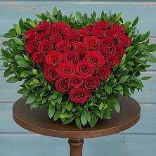 Цветочная композиция из Розы в виде сердца в Остров