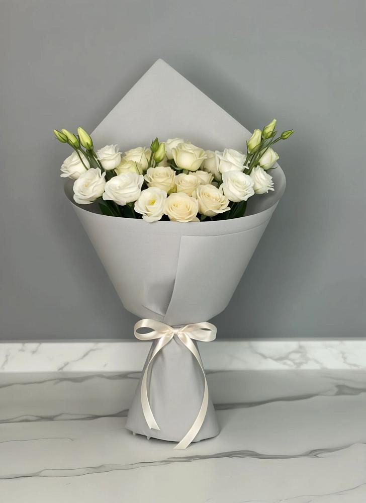 Букет цветов из: Розы и Лизиантусы в Остров