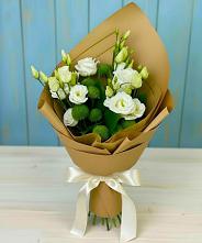 Букет цветов из:  Хризантемы и Лизиантусы в Остров