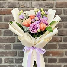 Букет цветов из:  Лизиантусы и Розы в Остров