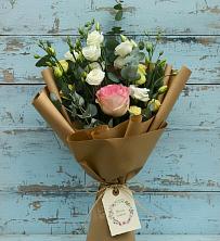 Букет цветов из:  Розы и Лизиантусы в Остров